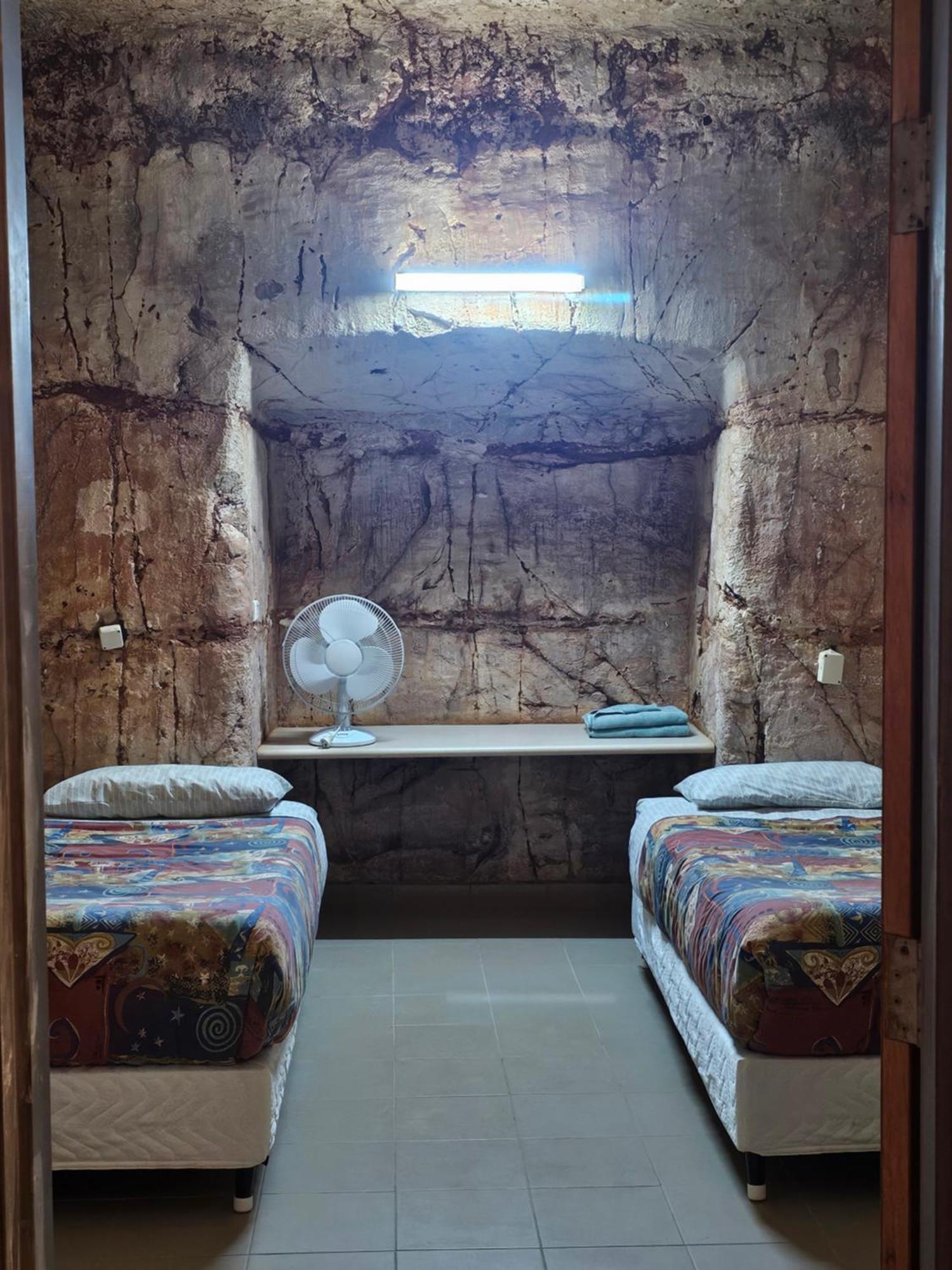 קובר פדי Radeka Downunder Underground Motel מראה חיצוני תמונה